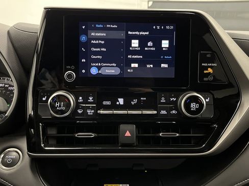 Used 2024 Toyota Highlander XLE image 9