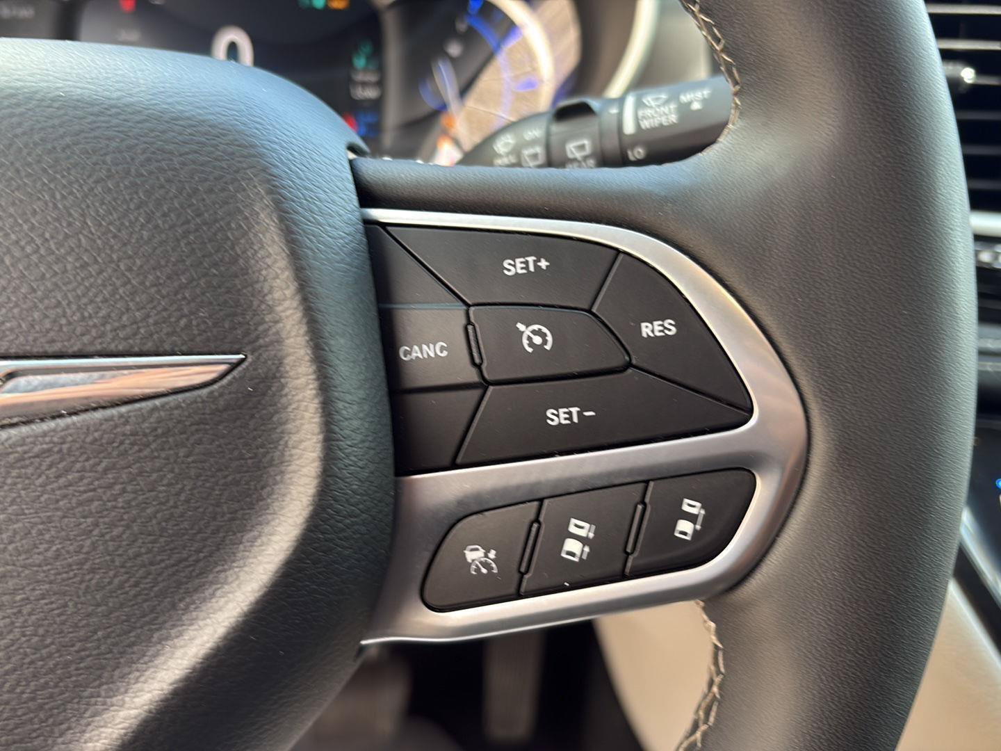 Used 2024 Chrysler Pacifica Limited FWD image 10