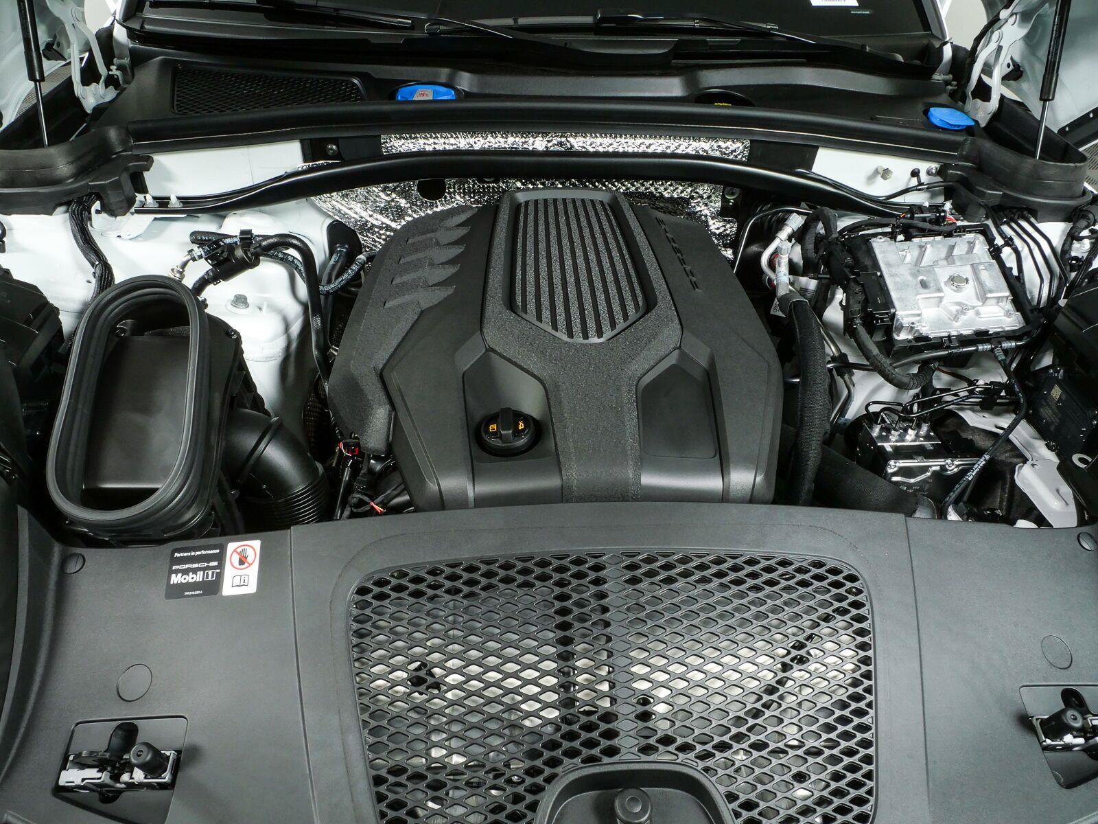 New 2026 Porsche Macan Turbo AWD/4WD image 38