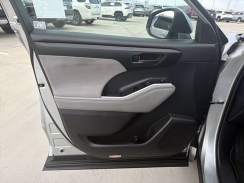 Used 2021 Toyota Highlander LE FWD image 9