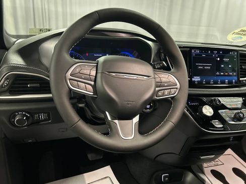 New 2027 Chrysler Pacifica Select FWD image 13