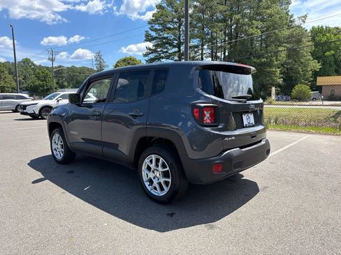 Used 2023 Jeep Renegade Latitude AWD/4WD image 11