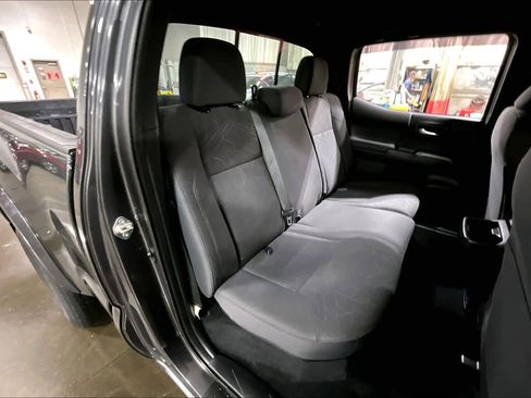 Used 2018 Toyota Tacoma TRD Sport w/ Technology Package image 19