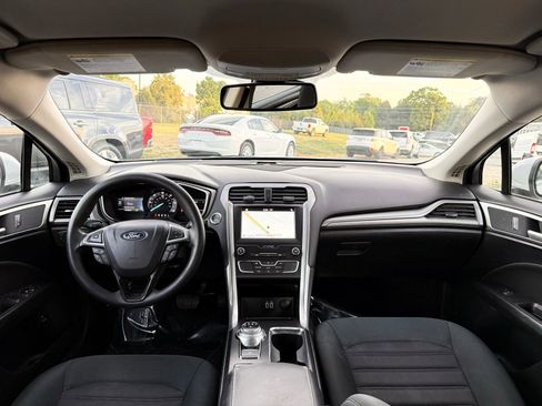 Used 2019 Ford Fusion SE FWD image 2