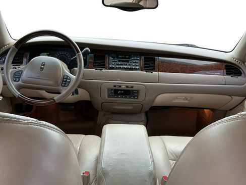 Used 2002 Lincoln Town Car Signature RWD image 17