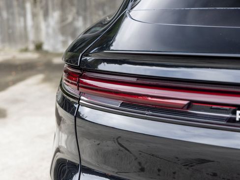 Certified 2025 Porsche Cayenne Coupe image 18