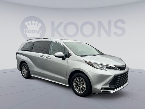 Used 2023 Toyota Sienna XLE image 10