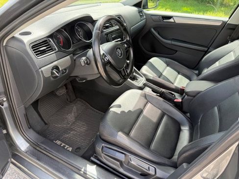 Used 2017 Volkswagen Jetta SE image 11