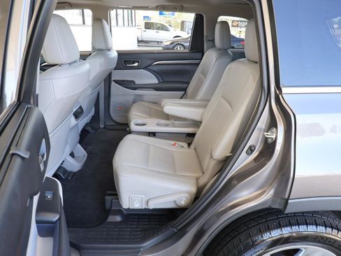 Used 2015 Toyota Highlander Limited image 21