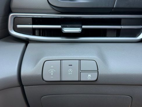 Certified 2025 Hyundai Elantra SE FWD image 10