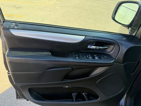Used 2017 Dodge Grand Caravan GT image 9
