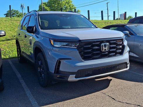 Used 2025 Honda Pilot TrailSport image 3