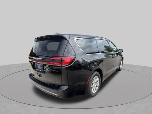 Used 2024 Chrysler Pacifica Touring-L FWD image 3