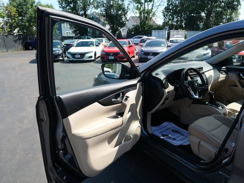 Used 2017 Nissan Rogue S AWD/4WD image 16