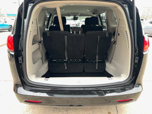 Used 2023 Chrysler Voyager LX image 9