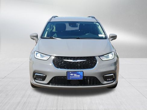 Used 2022 Chrysler Pacifica Touring-L FWD image 2