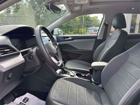 Certified 2022 Volkswagen Taos SE w/ Panoramic Sunroof Package image 13