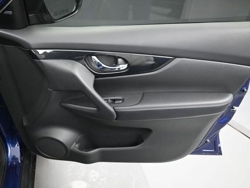 Used 2019 Nissan Rogue SL w/ Premium Package image 39