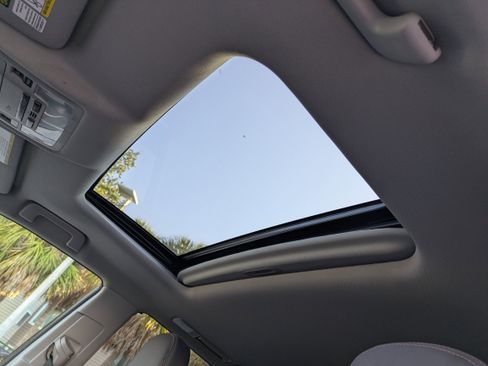 Used 2015 Toyota Highlander Limited image 23