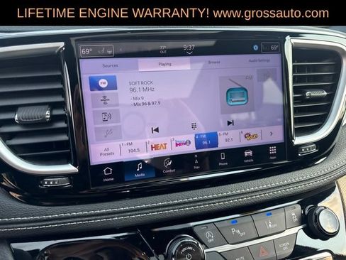 Used 2025 Chrysler Pacifica Limited FWD image 25