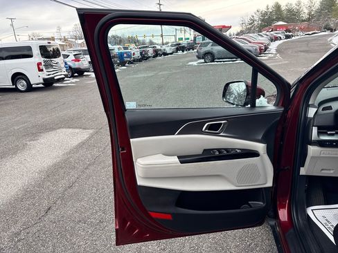 Used 2024 Kia Carnival LX image 11