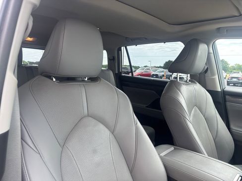 Used 2021 Toyota Highlander Limited AWD/4WD image 18