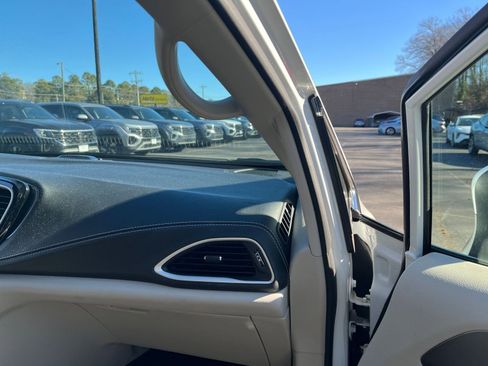 Used 2023 Chrysler Pacifica Touring-L image 23