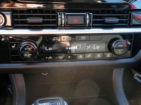 Used 2022 Nissan Pathfinder SV AWD/4WD image 22