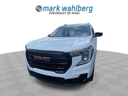 Certified 2024 GMC Terrain SLE w/ Driver Convenience Package FWD image 3
