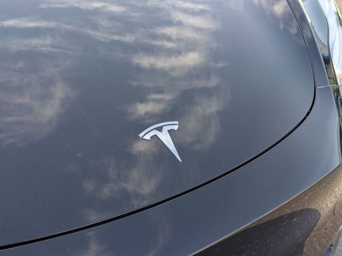 Used 2022 Tesla Model Y Long Range image 11