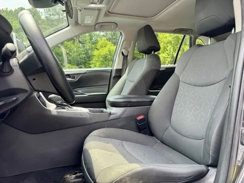 Used 2021 Toyota RAV4 XLE w/ Convenience Package FWD image 27