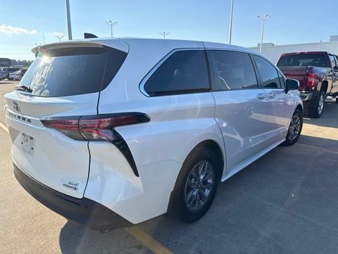 Used 2021 Toyota Sienna XLE AWD/4WD image 7