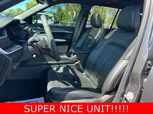 Used 2025 Jeep Grand Cherokee Limited w/ Luxury Tech Group II image 14