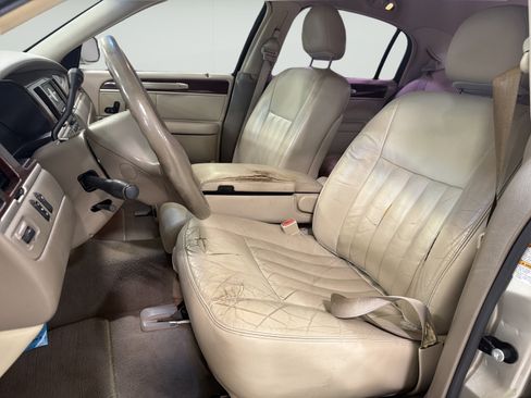 Used 2004 Lincoln Town Car Signature RWD image 9