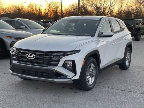 New 2025 Hyundai Tucson SE image 3