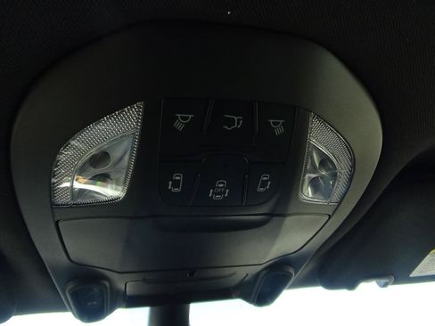Used 2026 Chrysler Pacifica Limited FWD image 30