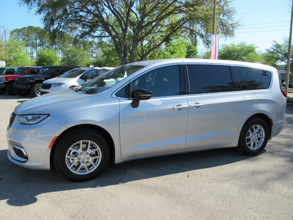 New 2026 Chrysler Pacifica Select FWD image 4