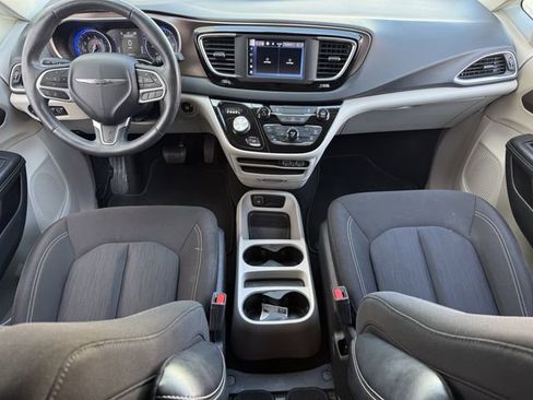 Used 2022 Chrysler Voyager LX image 9