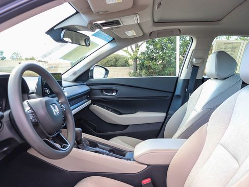 Certified 2025 Honda Accord SE image 18