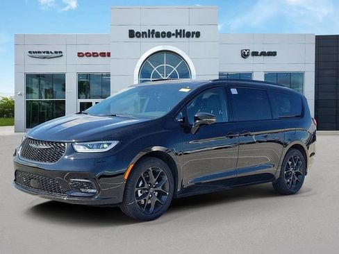 New 2026 Chrysler Pacifica Limited image 2