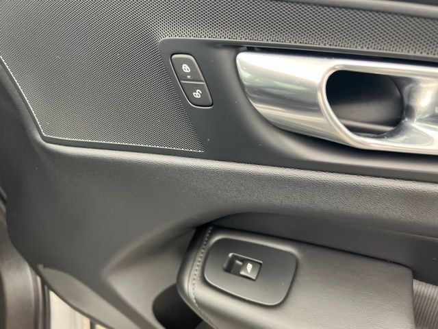 Certified 2025 Volvo XC60 B5 Core AWD/4WD image 24