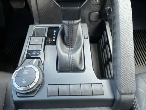 Used 2025 Toyota Tacoma SR5 AWD/4WD image 18
