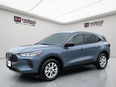 Used 2023 Ford Escape Active w/ Tech Pack #1 AWD/4WD image 3