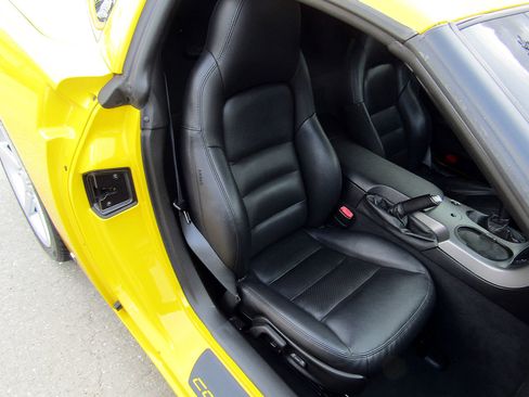 Used 2006 Chevrolet Corvette Coupe w/ Preferred Equipment Group RWD image 12