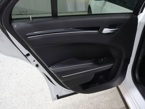 Used 2019 Chrysler 300 S AWD/4WD image 18