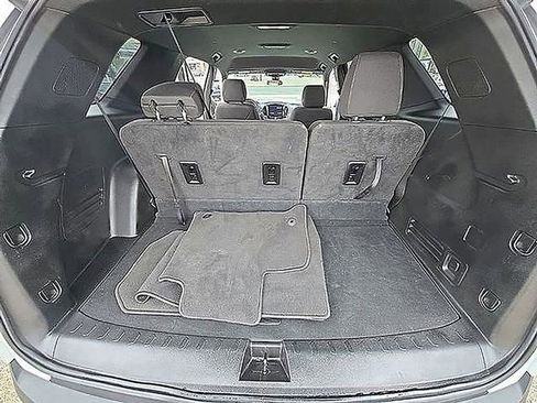 Used 2023 Chevrolet Traverse LT image 49