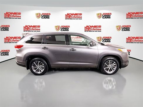 Used 2018 Toyota Highlander XLE image 18
