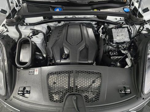 Certified 2025 Porsche Macan image 11