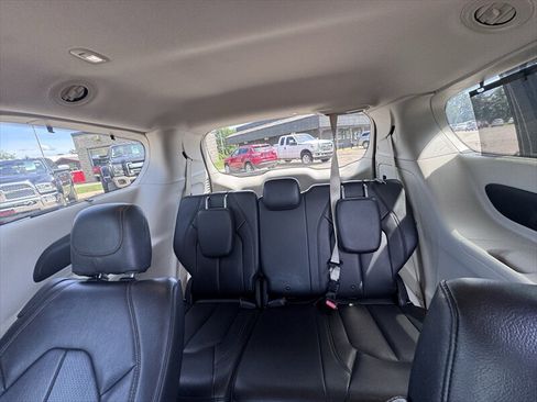 Used 2018 Chrysler Pacifica Touring-L FWD image 10