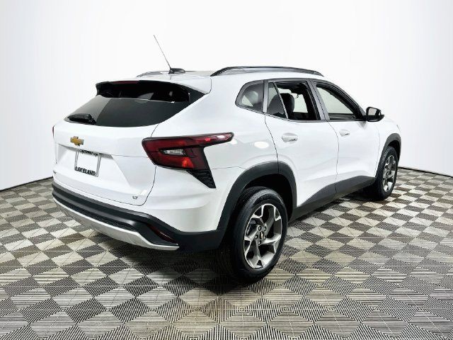 Used 2025 Chevrolet Trax LT FWD image 3